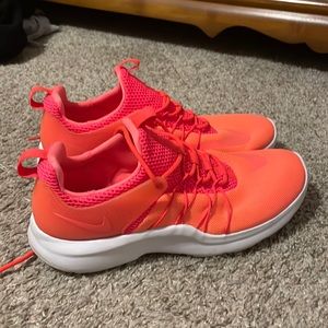 Barely worn Nike shoes.